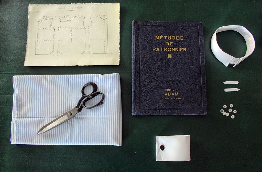 Méthode de patronnier - Ciseaux couture - patron - col - poignets. Philosophie de notre maître chemisier. Our Shirtmaker philosophy Découvrez la philosophie de notre Maître Chemisier. Revenga Chemisiers Genevois. Chemises sur mesure à Genève. Bespoke shirts in Geneva