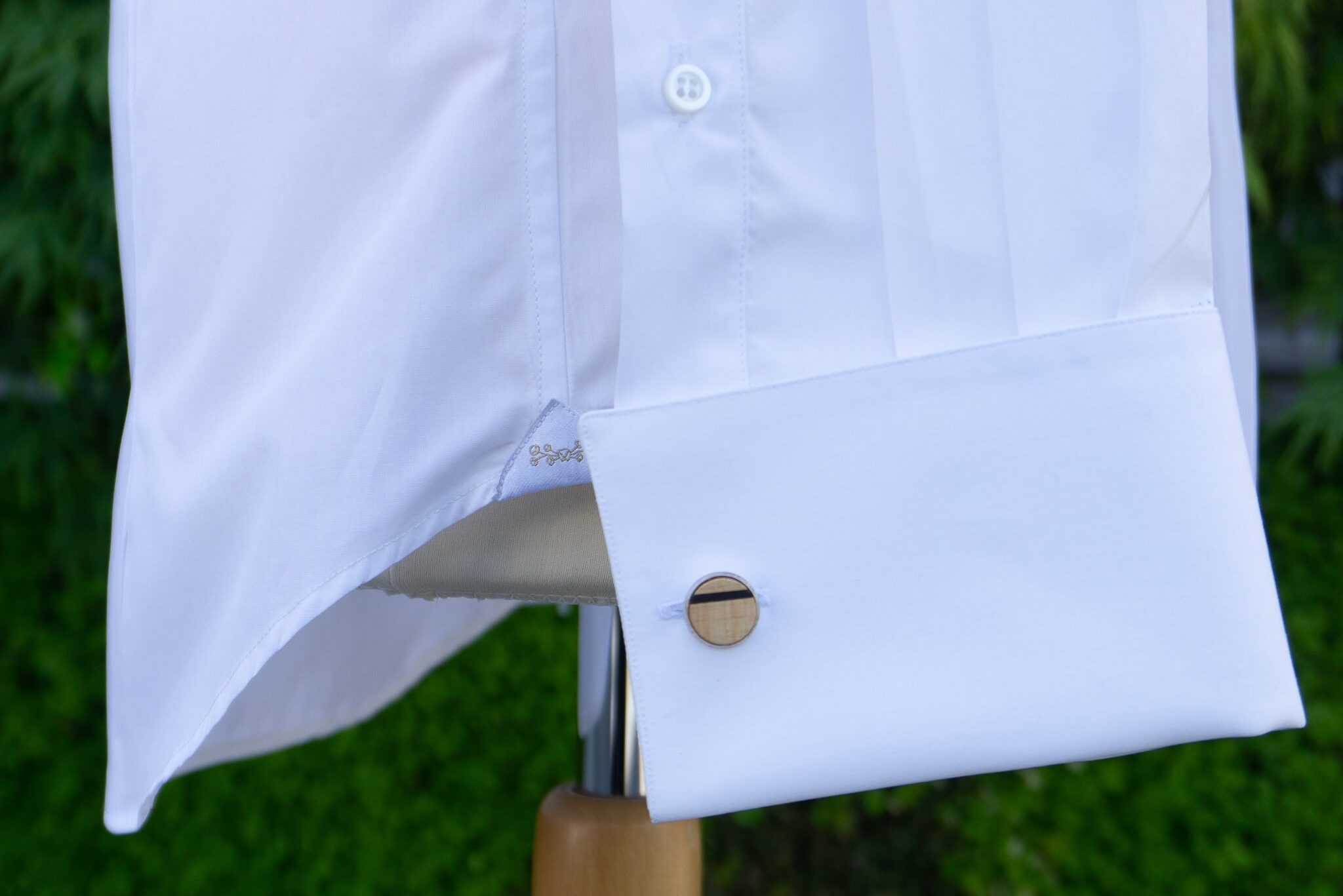 Chemise col cassé - Wing Collar Shirt - French cuffs - zoom sur les poignets mousquetaire | Wing tip collar shirt - double cuffs view | Chemise sur mesure Revenga Chemisiers Genevois