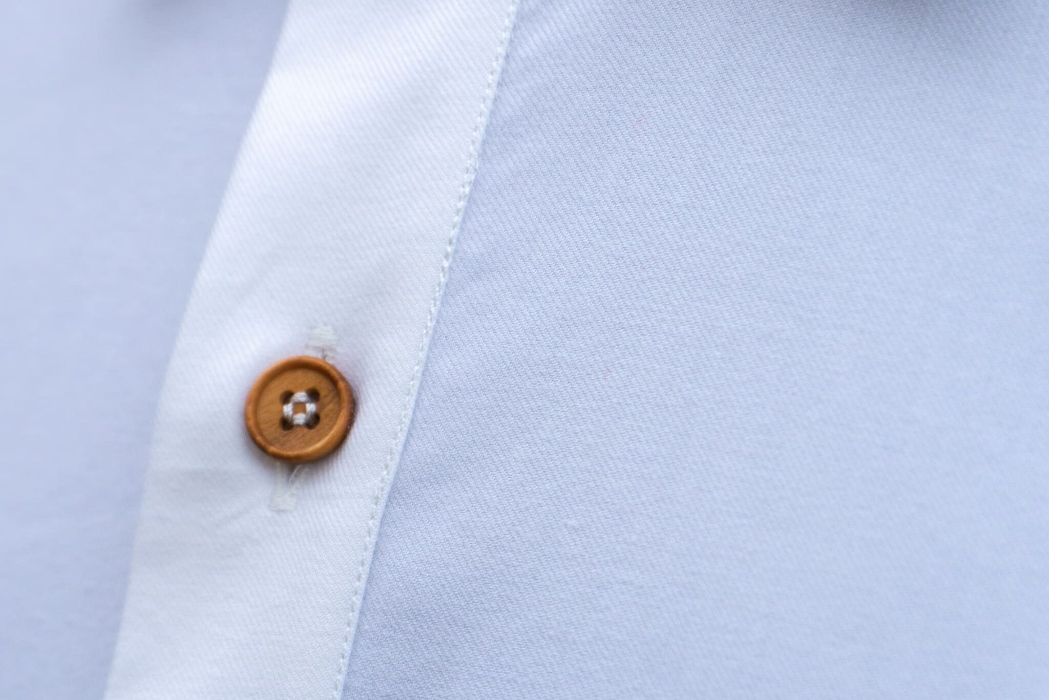 Chemise popover - Popover shirt | Tissu Cashmerello - Zoom bouton en bois d'olivier - chemises sur mesure réalisées par Revenga Chemisiers Genevois