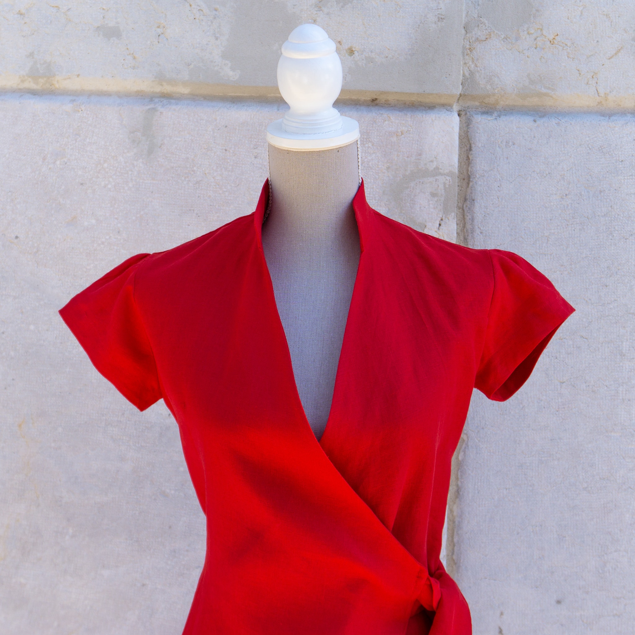 Red Linen Shirt dress - Robe chemise sur mesure en lin rouge - vue buste - création pour femme sur mesure