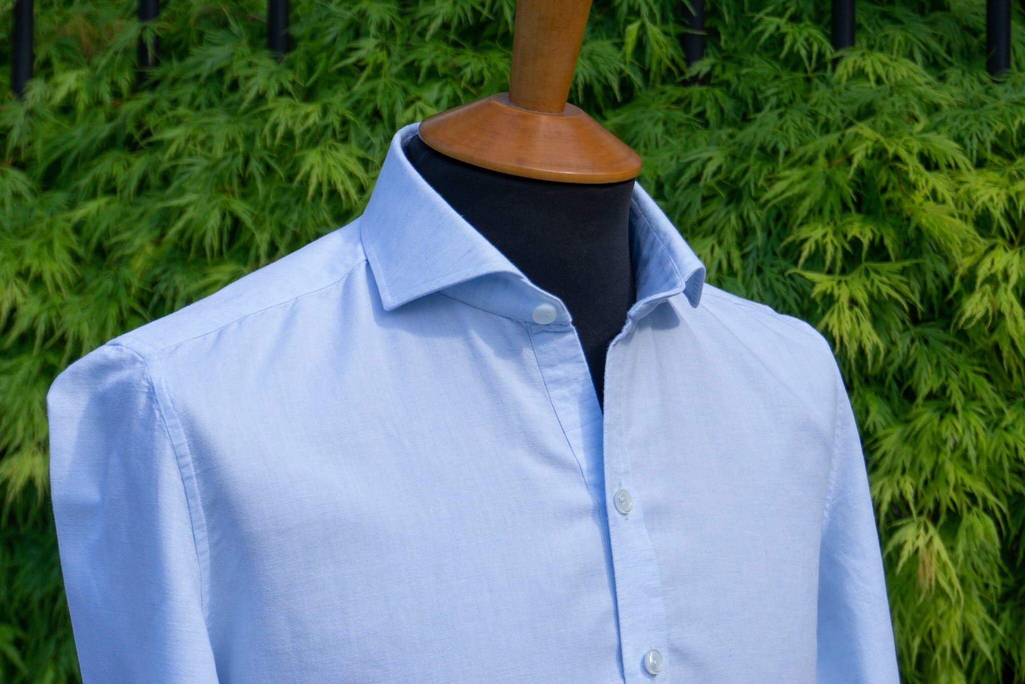 chemise polo - col cutaway - tissu en lin et coton Somelos - Revenga Chemisiers Genevois - chemise sur mesure geneve